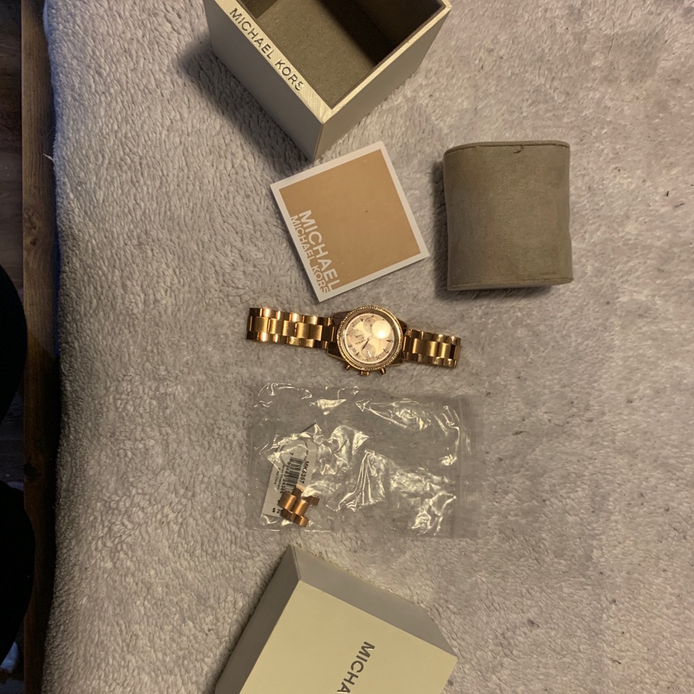 Rose gold Michael Kors watch - Picture 2 of 4